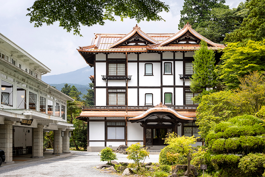 創建当時と同じ赤褐色の銅板屋根の輝きを取り戻した外観