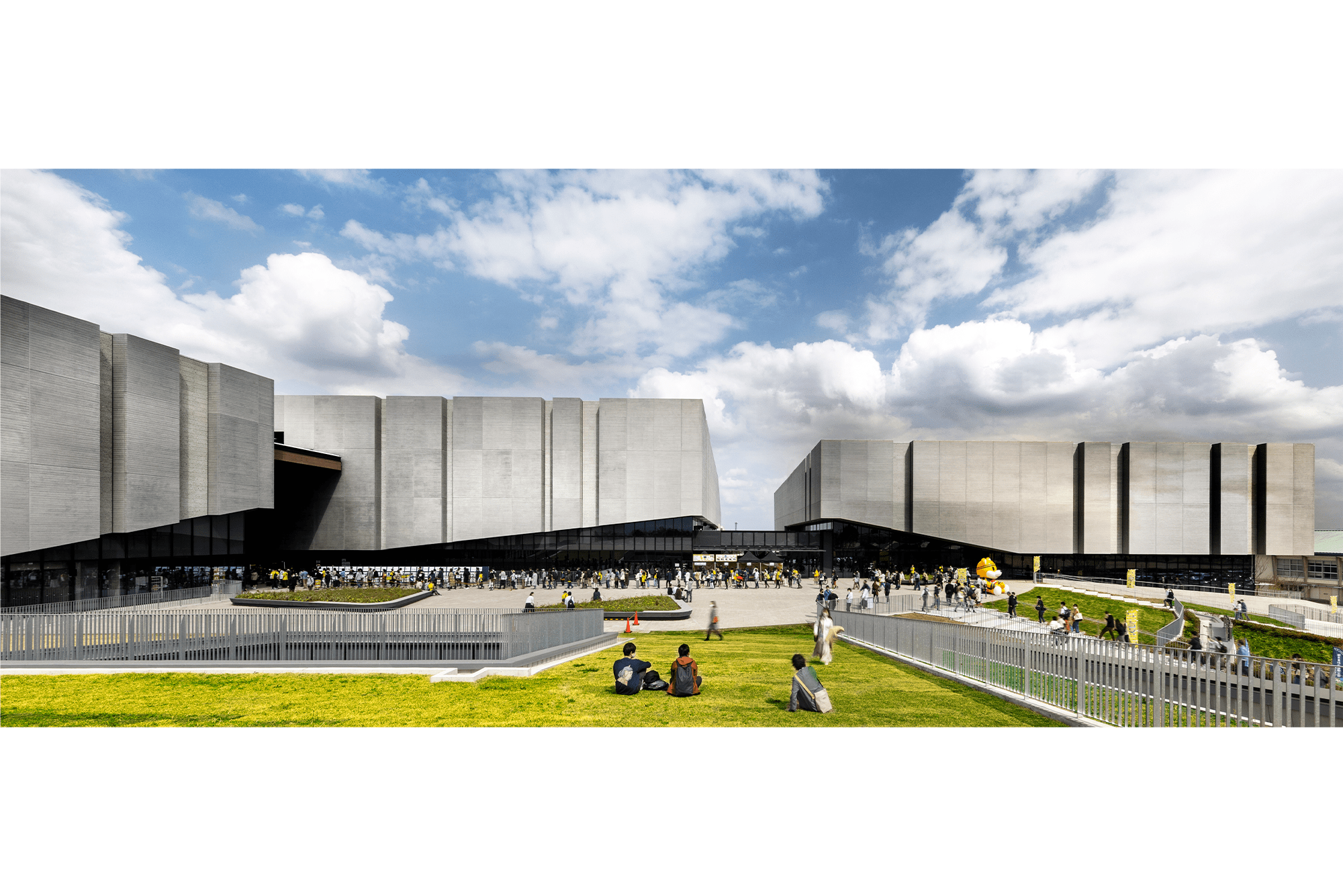 多人数を受け入れるマロニエテラスと石塊を削り大谷石が表出した外観