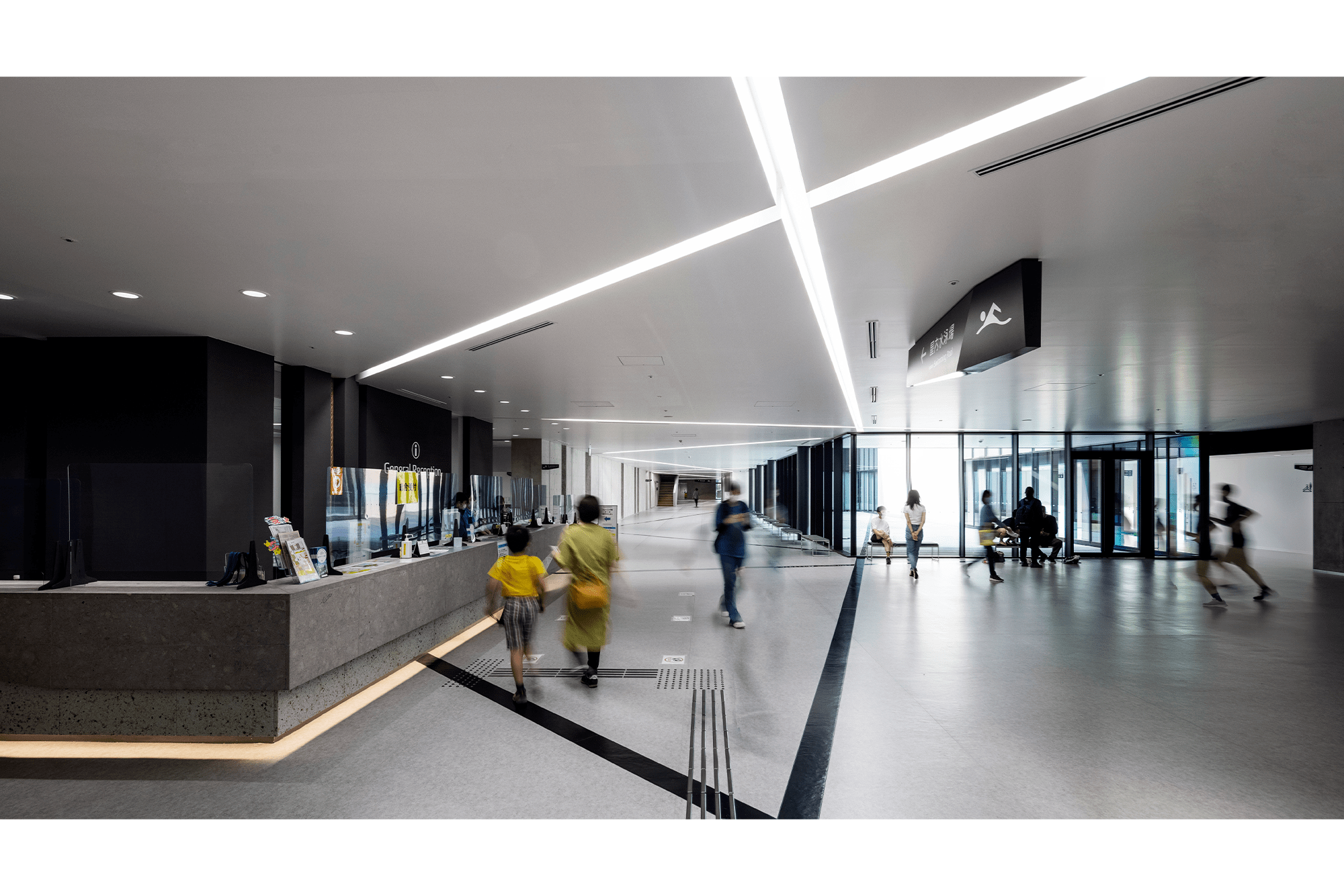 ライン状の照明・サインデザインにより動きがあるメインコリドー