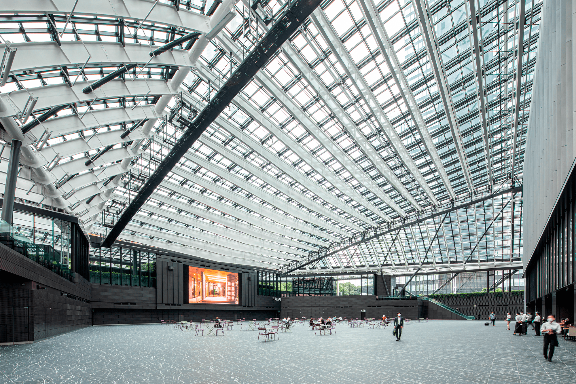 全天候型の無柱大空間「三角広場アトリウム」 撮影：株式会社エスエス東京支店