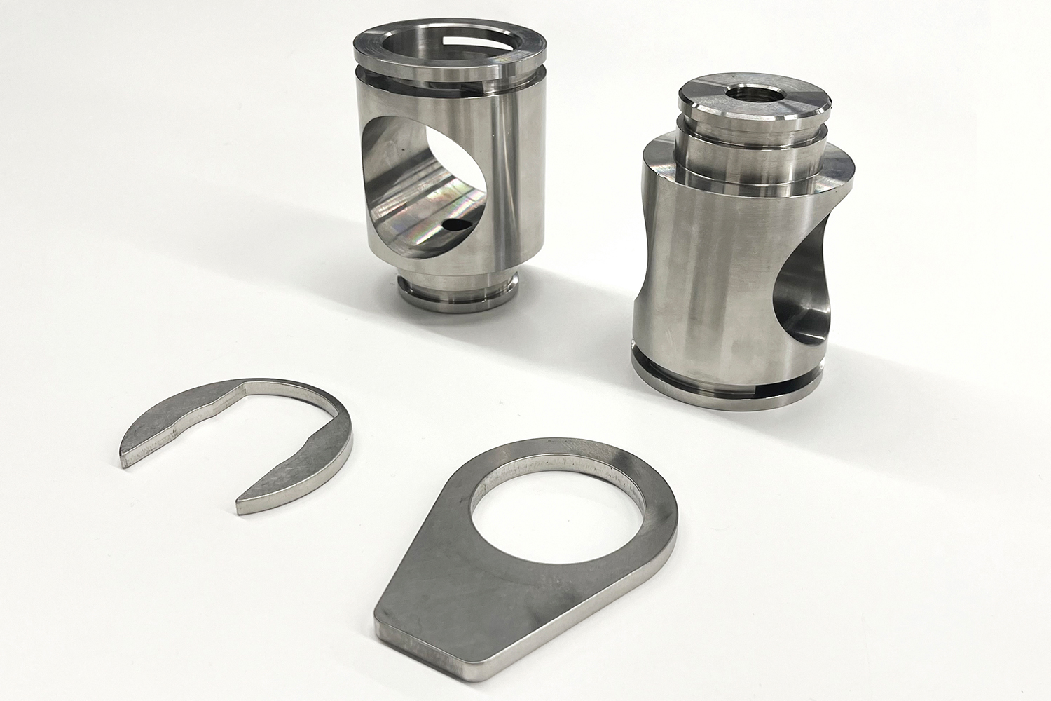 単管パイプを通す開口を設けた円柱部材