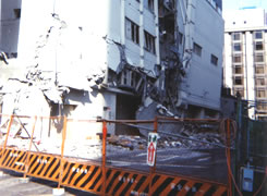 倒壊した建物