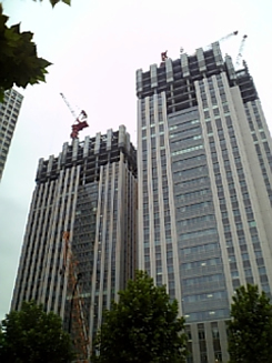 鉄骨建方中の7号館