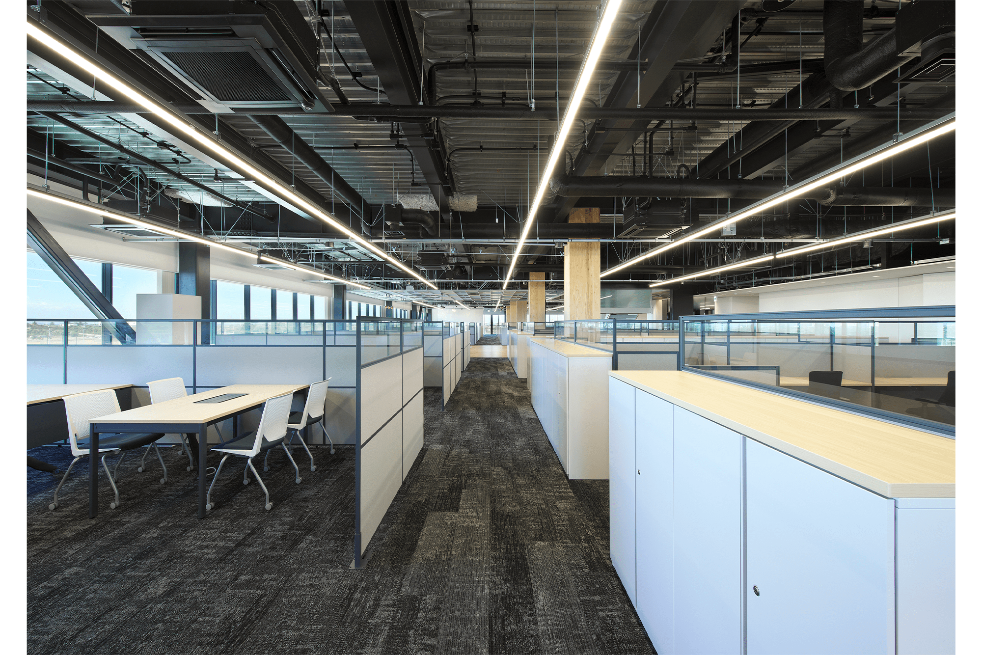 Workspace：天井高さ3.9ｍの開放性の高い天井レスオフィス