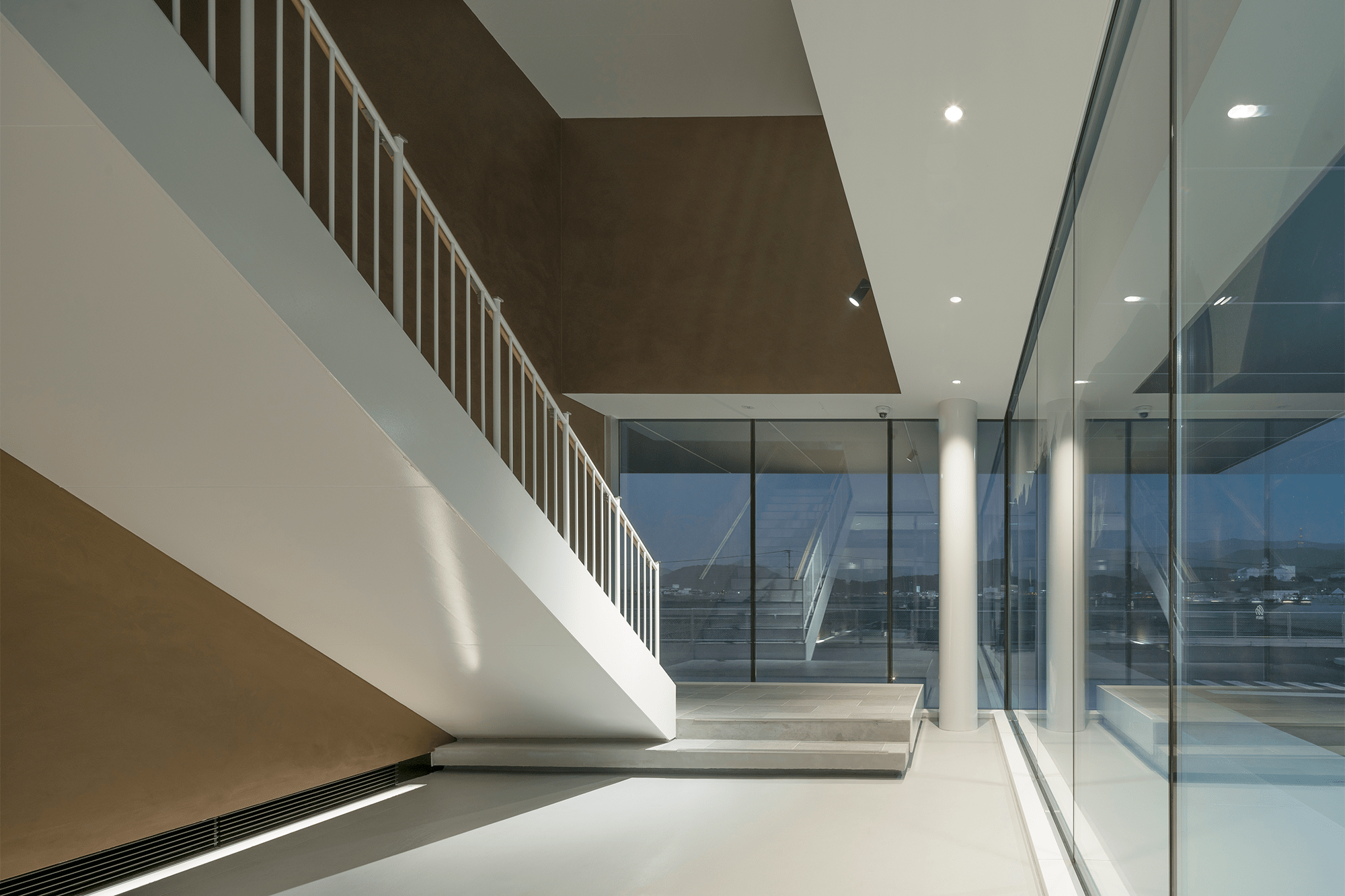 エントランスホール：エントランスと事務所階を繋ぐ浮遊感のある階段