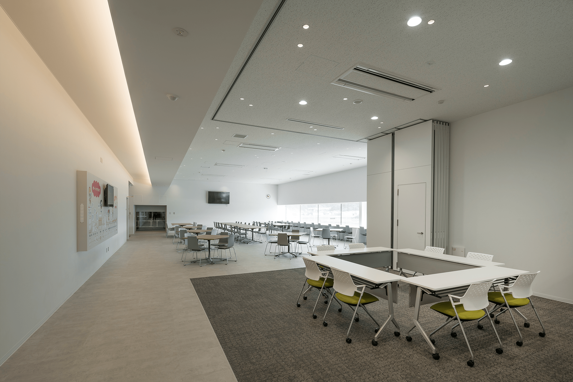 会議室・食堂：打合せ・食事から見学対応までフレキシブルに対応するワンルーム空間