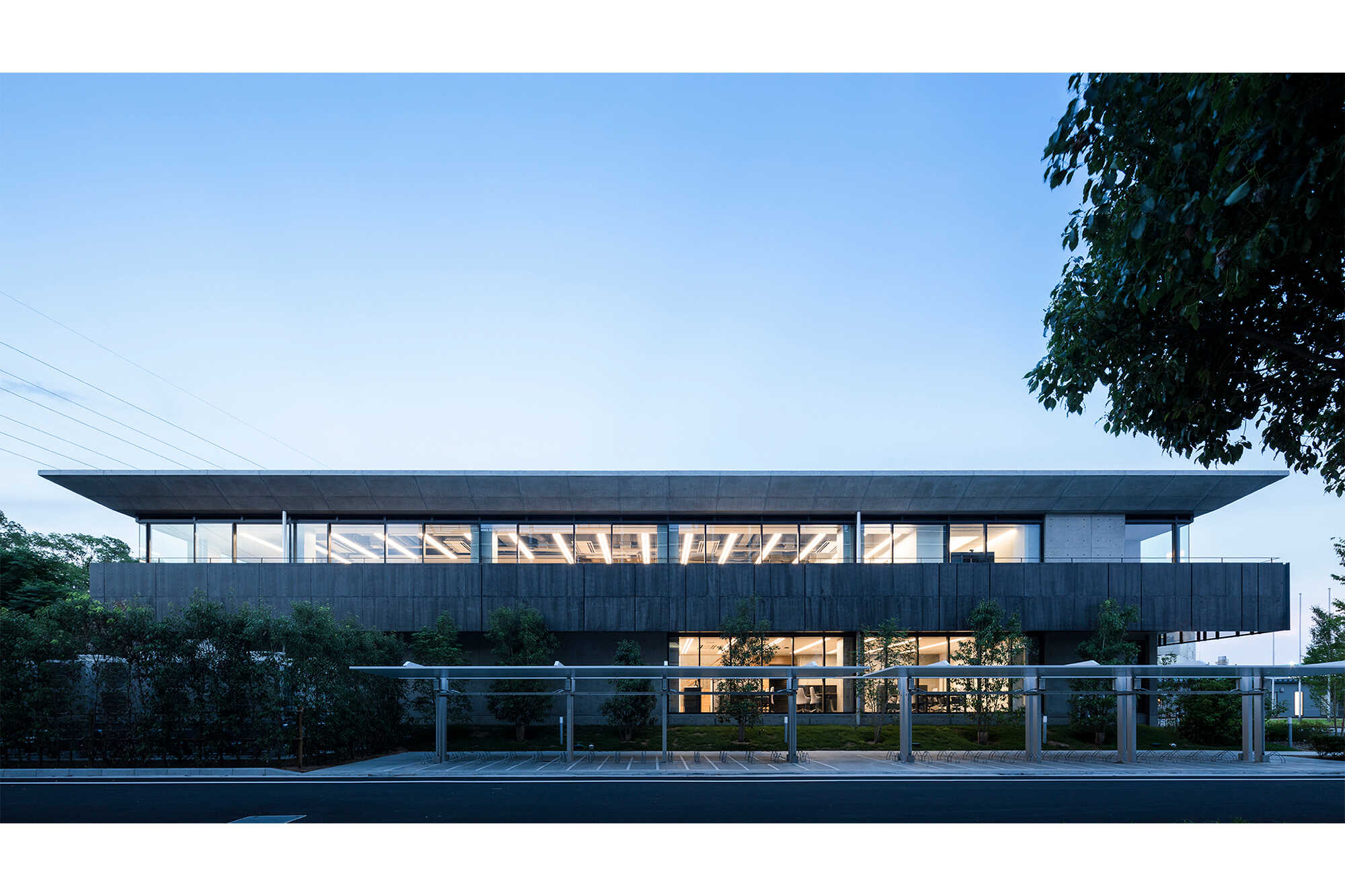 西側外観(夕景)