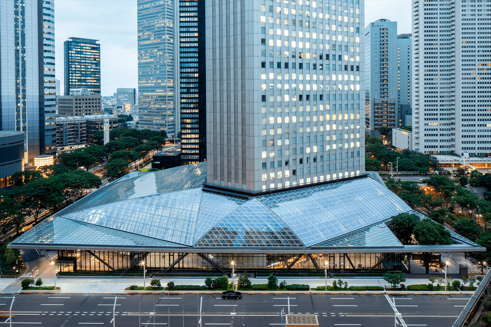 エントランスガラス大屋根に覆われた開放感あるアトリウム外観 撮影：株式会社エスエス東京支店