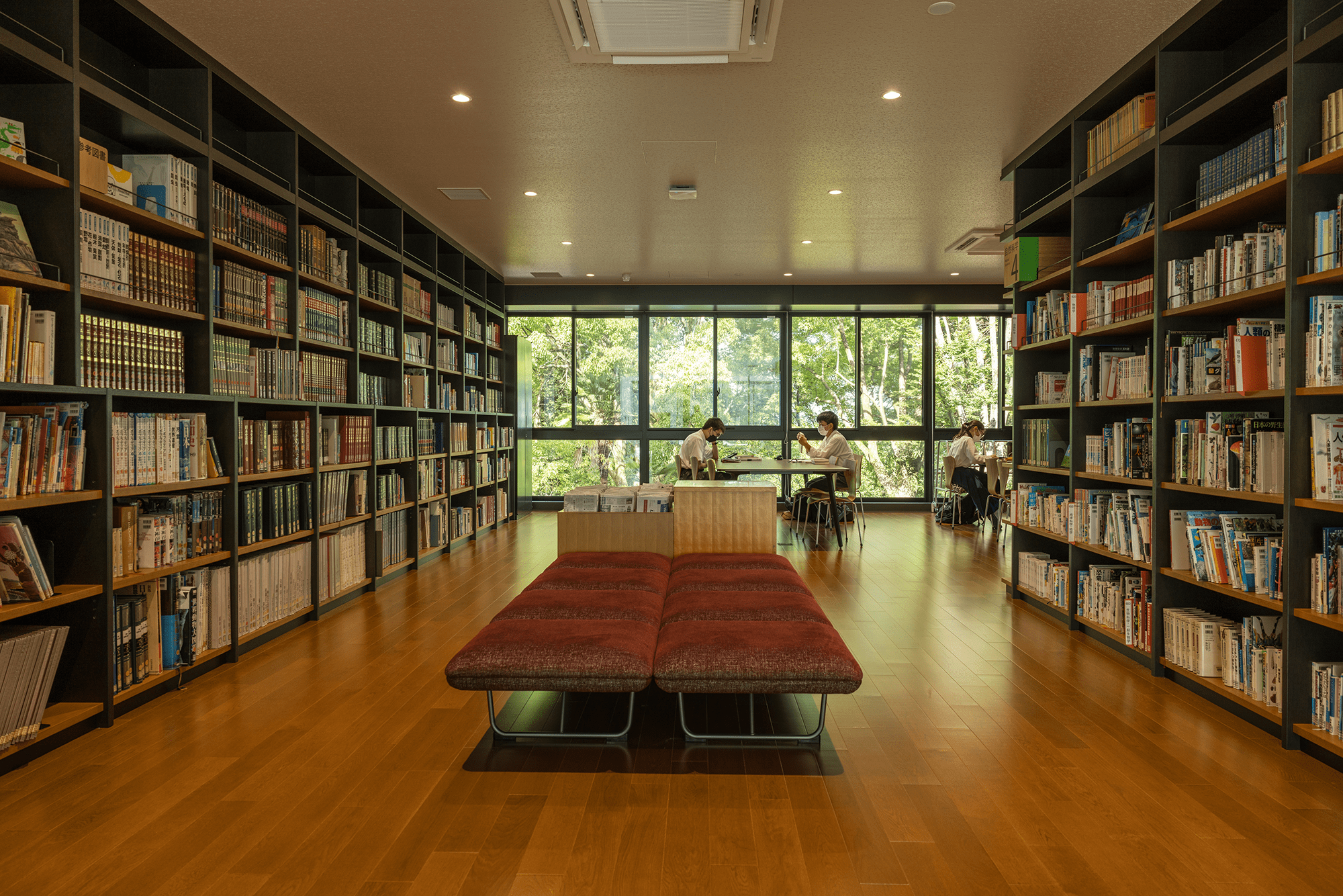 共用棟図書館：曲面のガラスカーテンウォールに囲まれた西側閲覧室