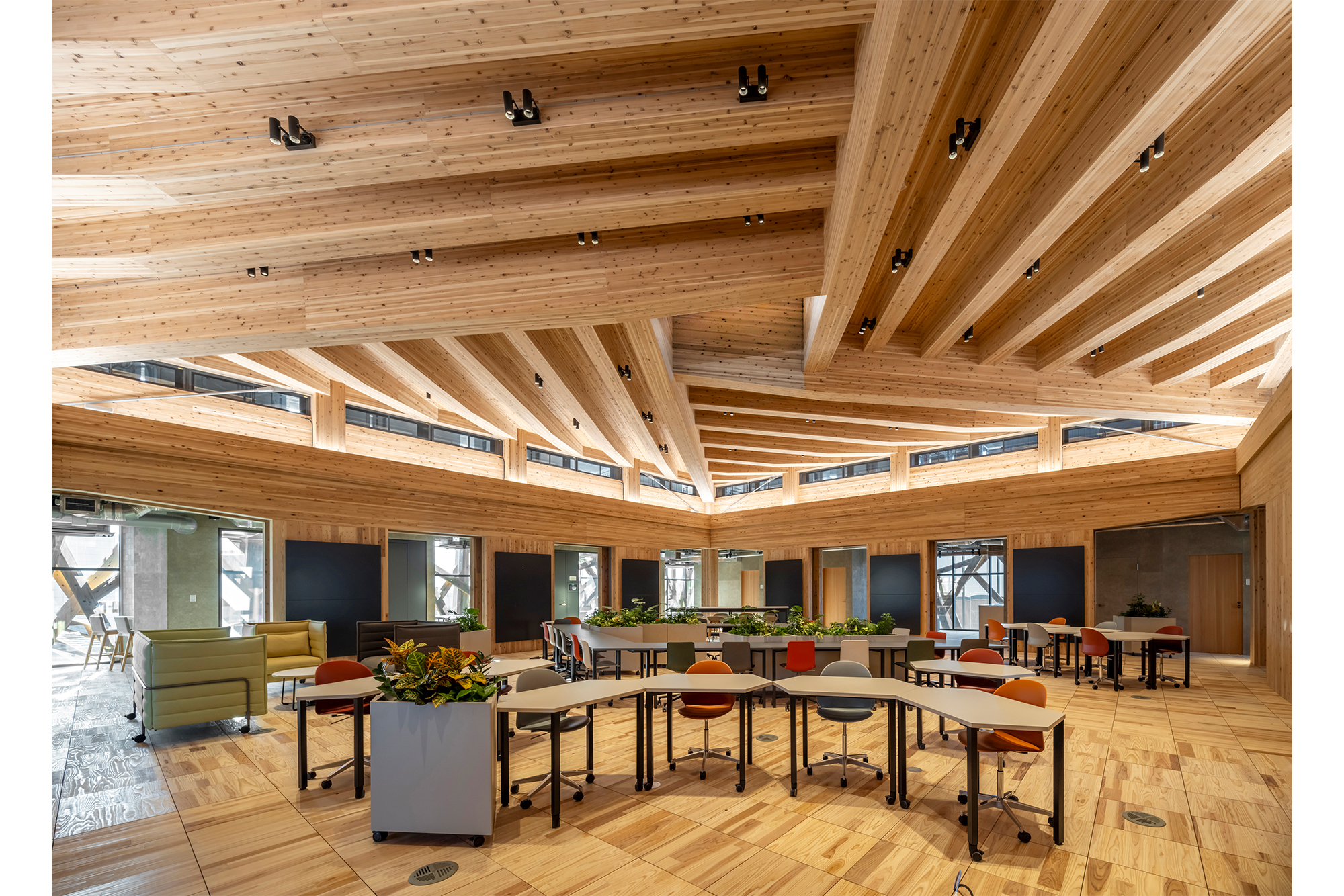 「管理研究棟」4階ラウンジエリア