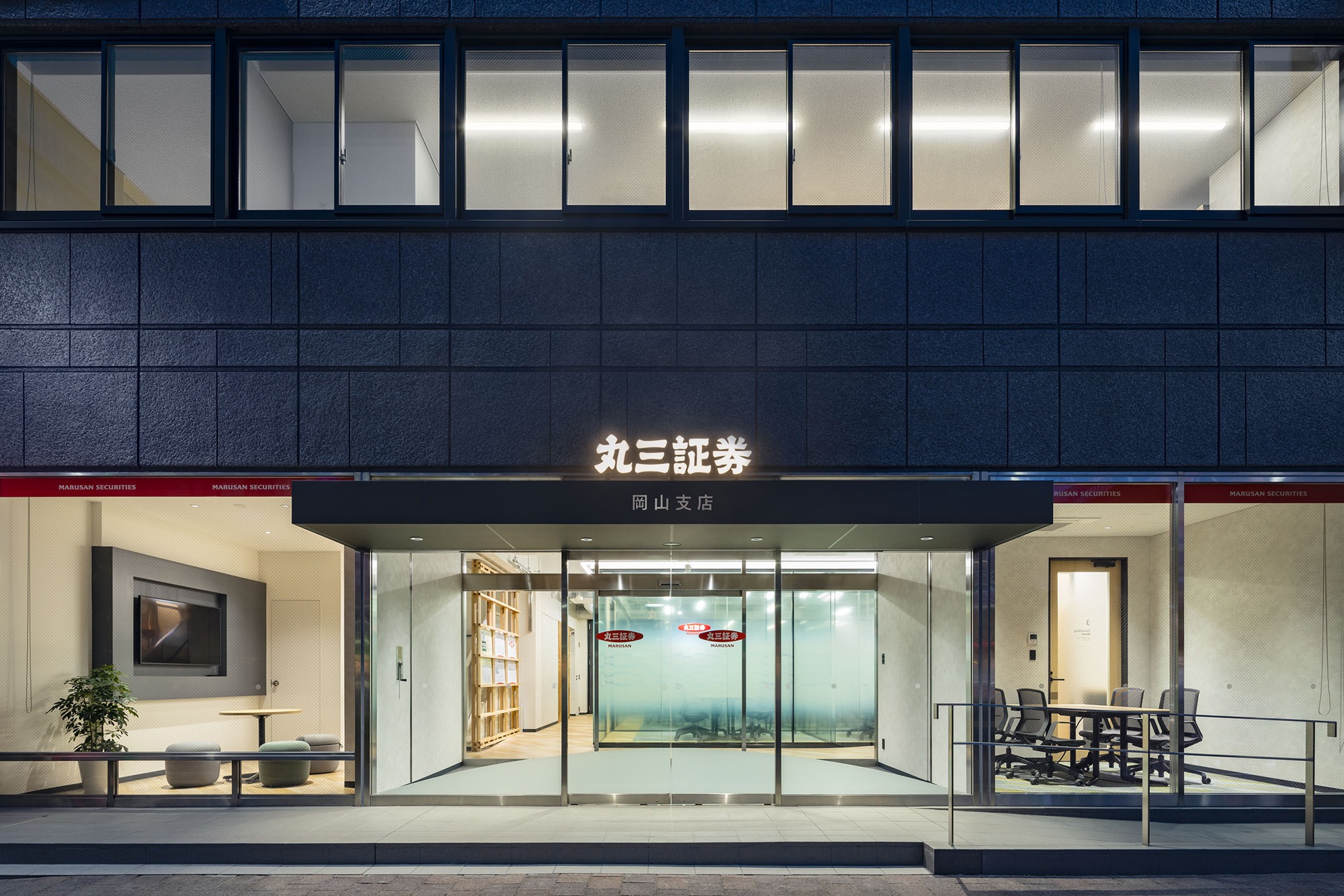 西側外観夜景