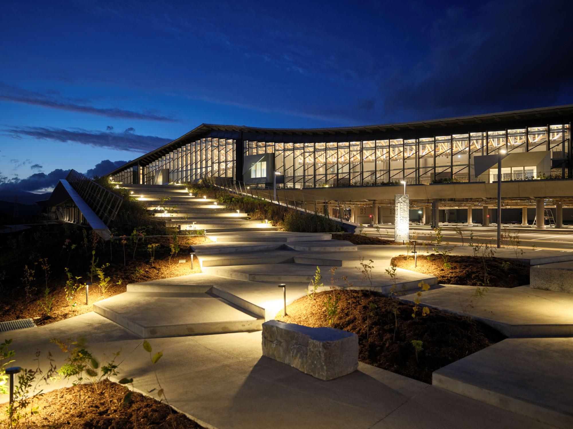 「共用棟」南側外観（夜景）