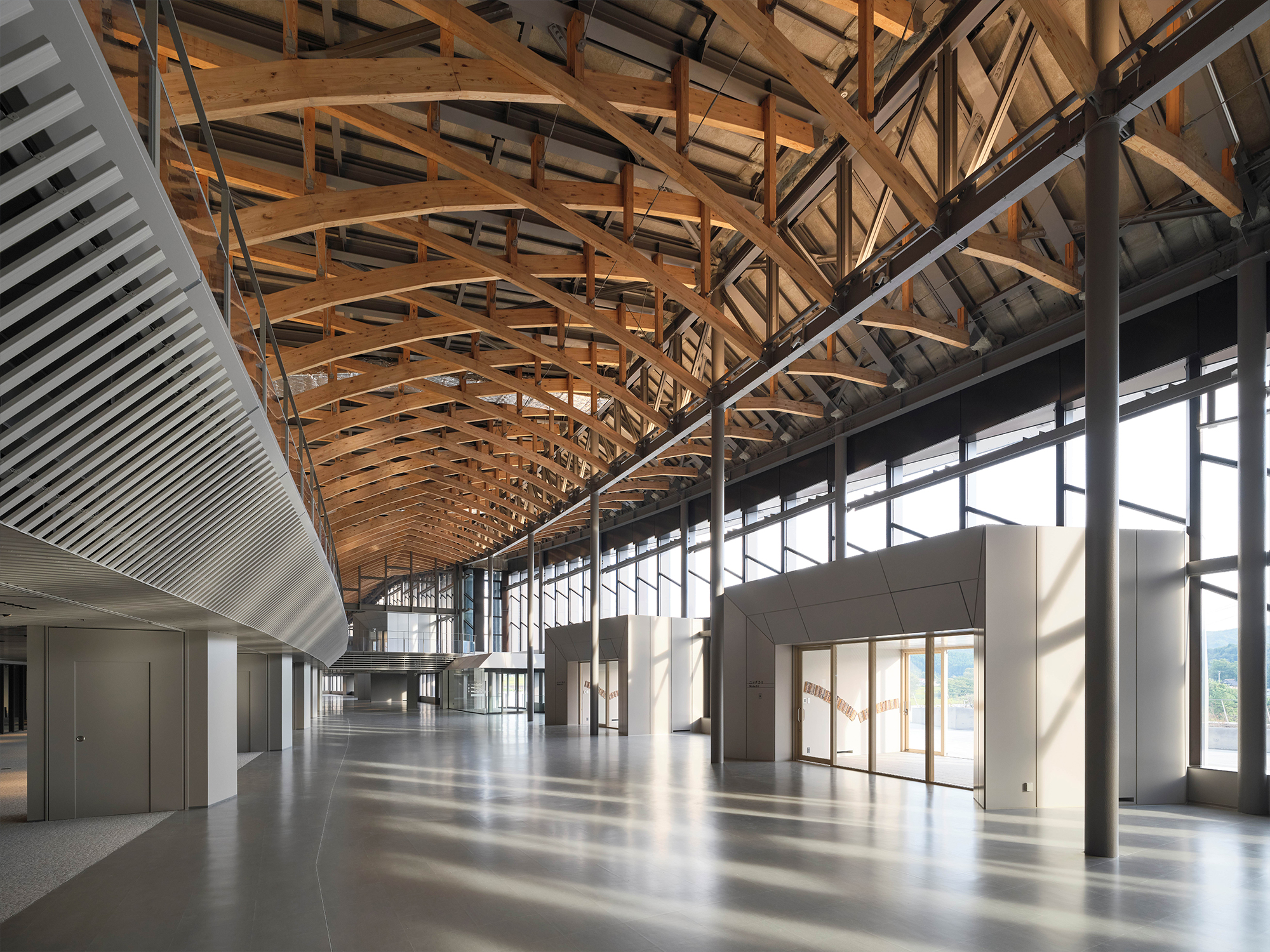 「共用棟」アトリウム