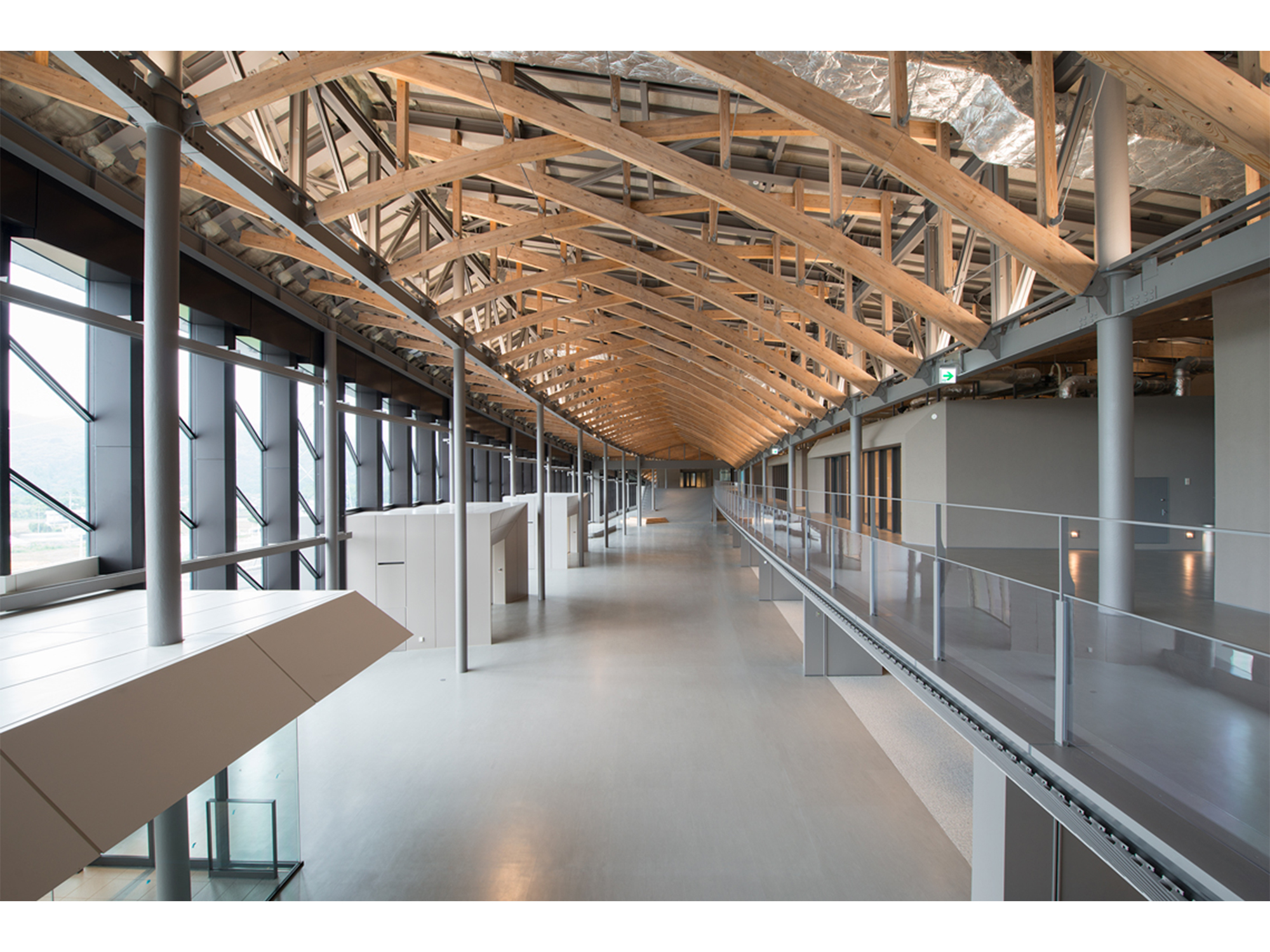 「共用棟」アトリウム